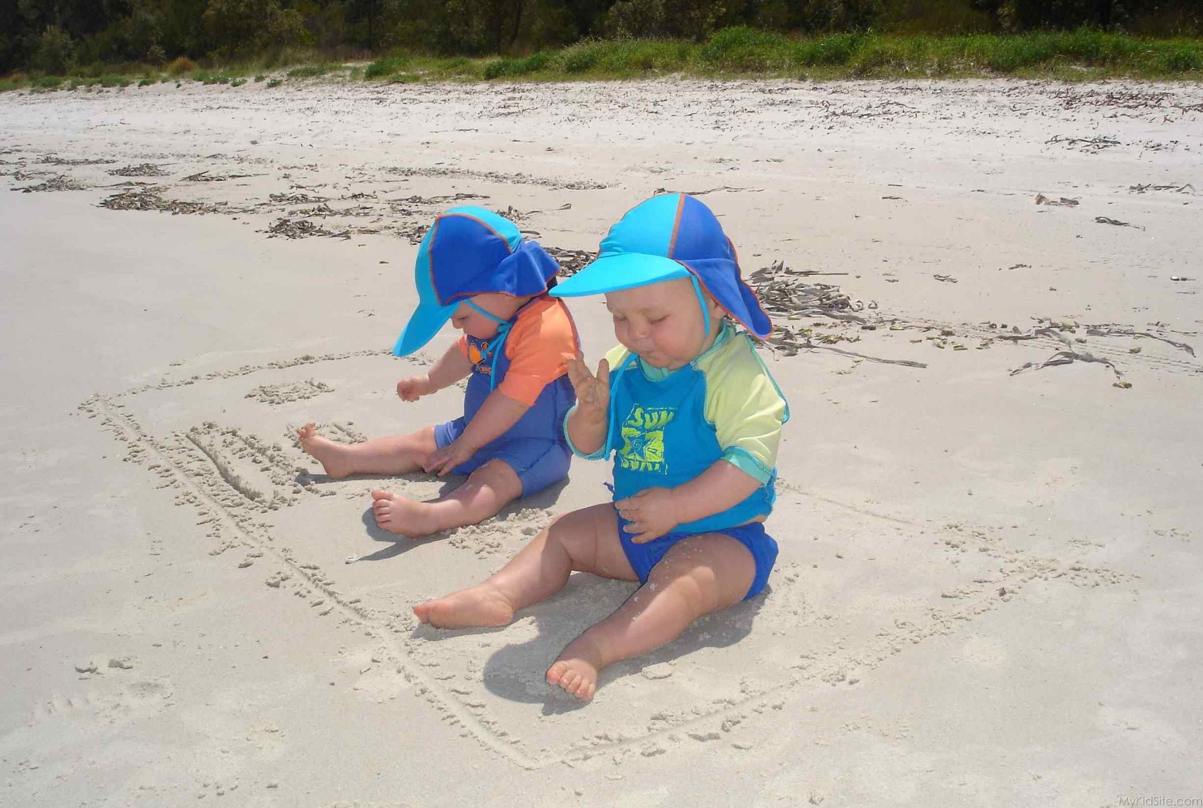 babies-on-beach