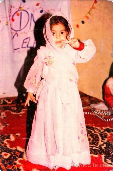 Childhood Picture Of Shraddha Arya